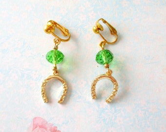 Clips boucles d'oreilles porte bonheur, couleur verte et le fer à cheval sont là.