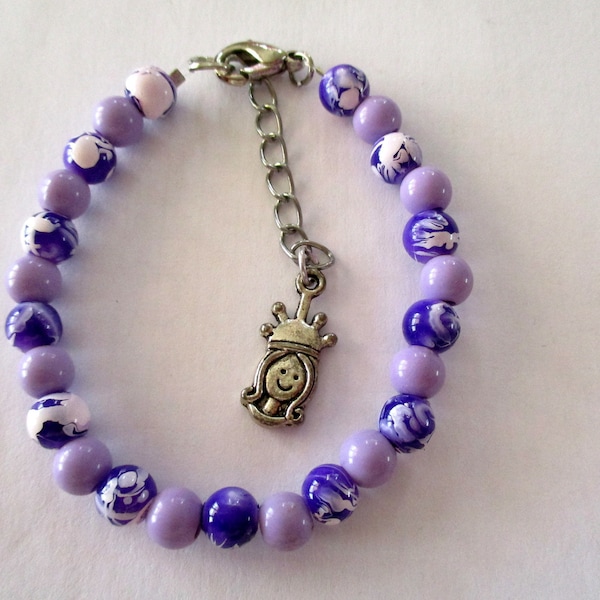 Bracelet mauve à perles en alternance unis et tachetées de blanc