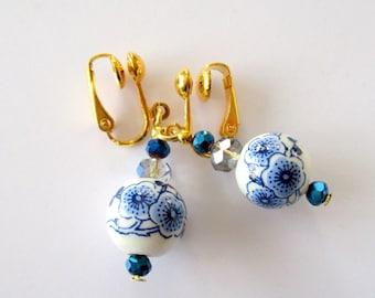 Clips boucles d'oreilles porcelaine à dessins bleus et mini perles marines