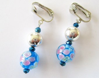 Clips boucles d'oreilles en verre à motifs bleus et perles en métal argenté.