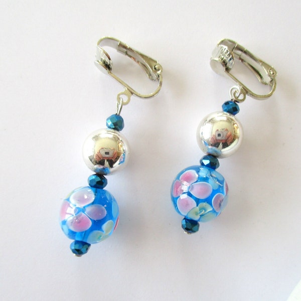 Clips boucles d'oreilles en verre à motifs bleus et perles en métal argenté.