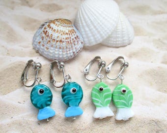 Pendientes de clip con pequeños peces de cristal. Posibilidad de personalización.