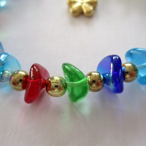 Pulsera de cuentas de cristal multicolor. Bonitas cuentas onduladas separadas de cuentas doradas. imagen 3