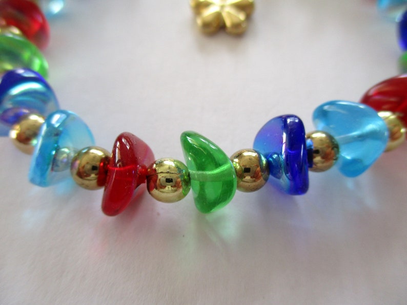 Bracelet en perles en verre multicolore. Jolies perles ondulées séparées de perles dorées image 3