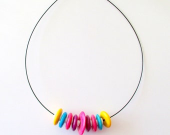 Collier ras de cou en palet plastique multicolore