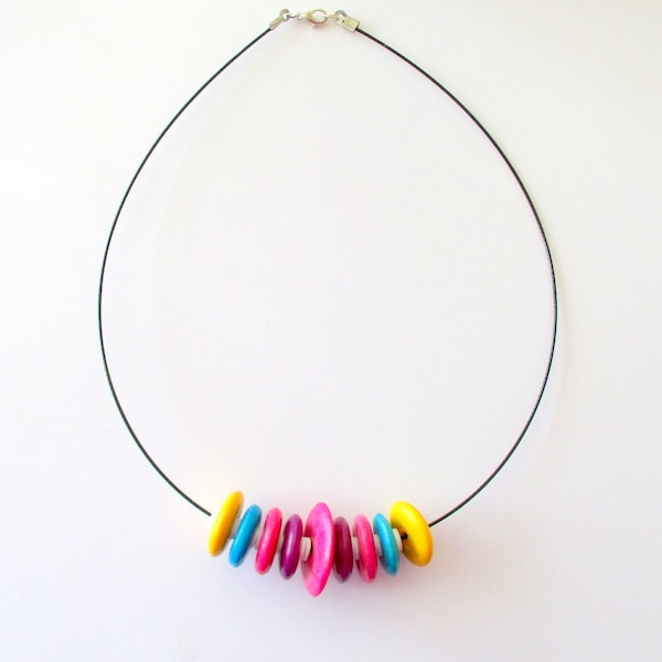 Collier ras de cou en palet plastique multicolore