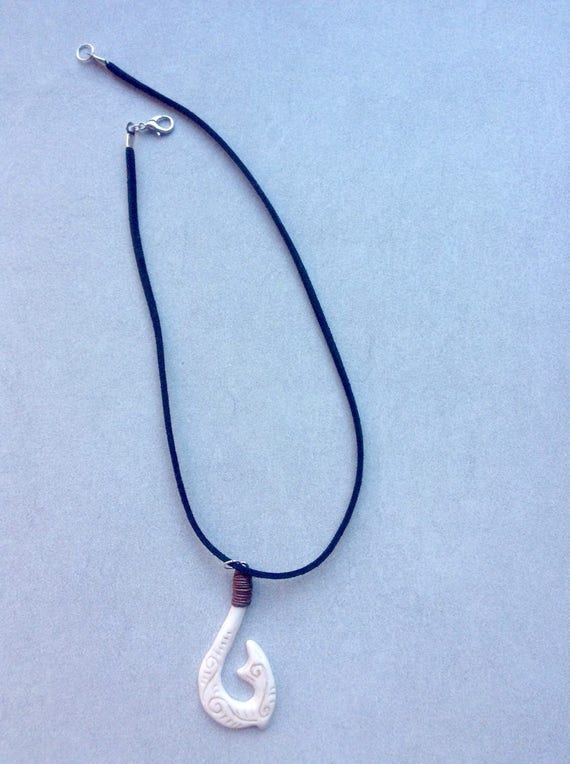 Collier hameçon de Mauï en pâte polymère thème Vaiana Moana