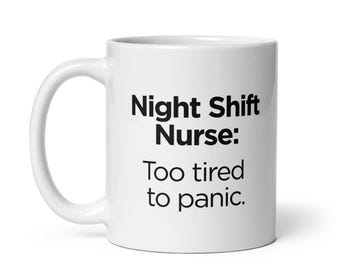 Può includere: Tazza in ceramica bianca con manico curvo. La tazza presenta il testo "Night Shift Nurse: Too tired to panic" in nero, in grassetto. Un regalo pratico e umoristico per gli infermieri.