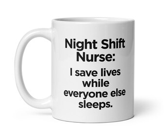 Può includere: Tazza in ceramica bianca con la scritta "Night Shift Nurse: I save lives while everyone else sleeps" in nero. La tazza ha un manico curvo e una finitura lucida. Un regalo perfetto per gli infermieri.