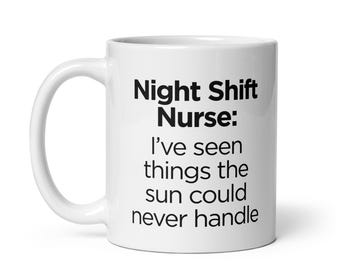 Può includere: Tazza in ceramica bianca con la scritta "Night Shift Nurse: I've seen things the sun could never handle" in nero. La tazza ha un manico curvo ed è adatta per bevande calde o fredde.