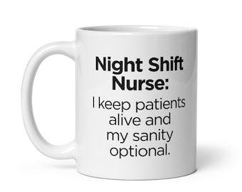Può includere: Tazza in ceramica bianca con la scritta "Night Shift Nurse: I keep patients alive and my sanity optional." La tazza ha un manico curvo ed è adatta per bevande calde o fredde. Un regalo umoristico per infermieri.