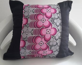 Housse de coussin 30x30 cm noire avec motifs fleuris rose et gris