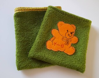 Set of 2 children's gloves; green orange teddy bear pattern; yellow bias/child terry glove/bathroom