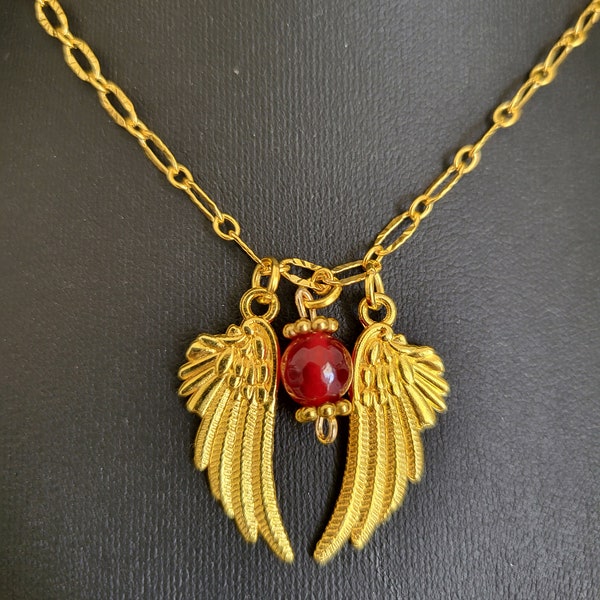 Collier avec pendentif doré ailes d'ange et perle Agate rouge