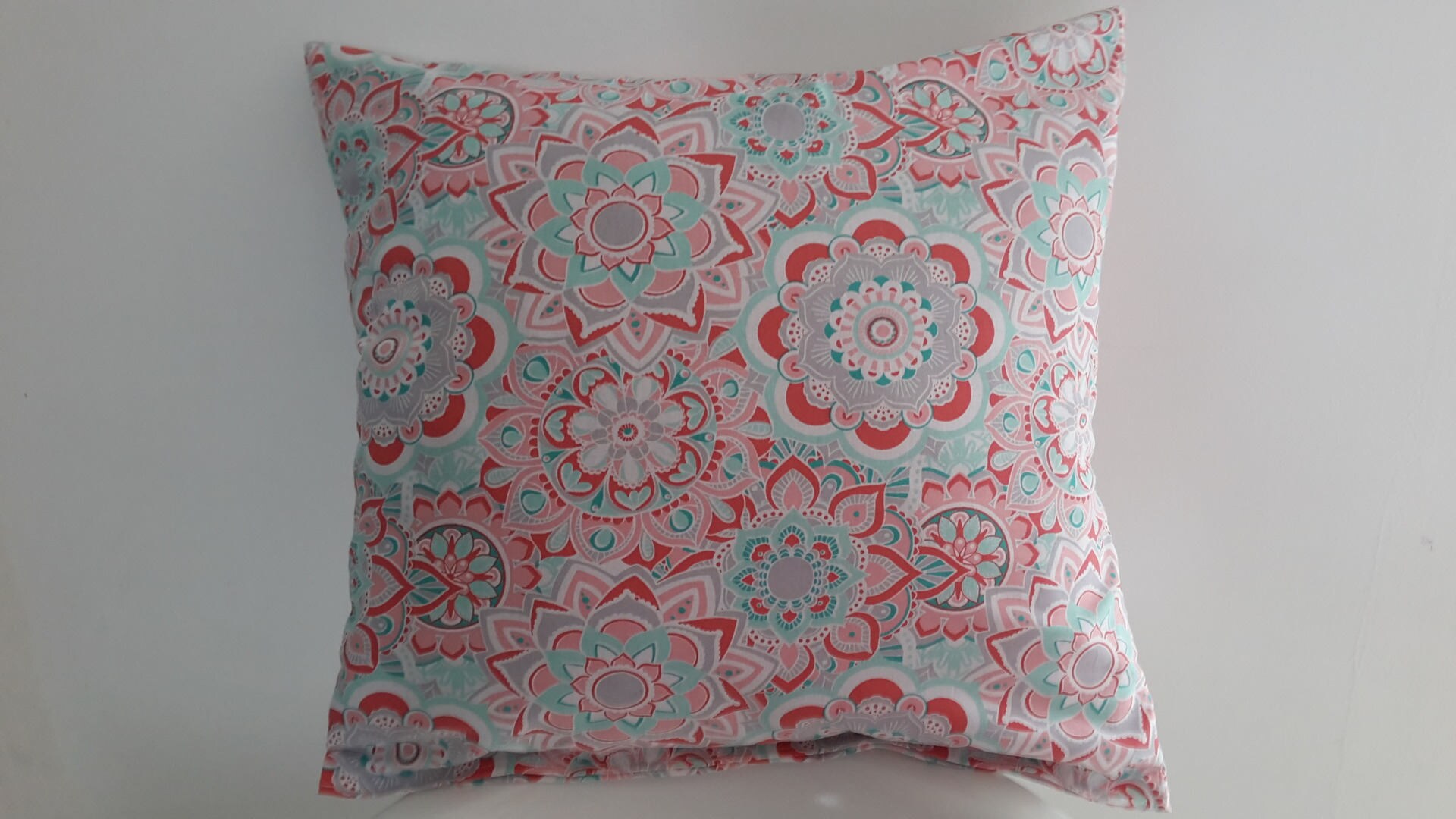 Housse de Coussin Rose et Turquoise; Motifs Géométriques