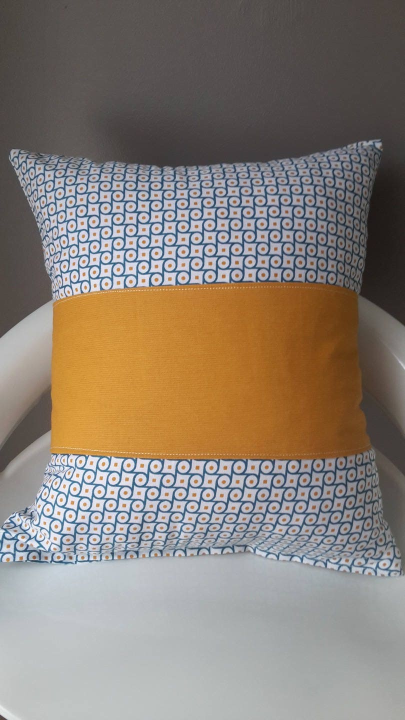 Housse de Coussin Motifs Graphiques Bleus et Jaune Moutarde