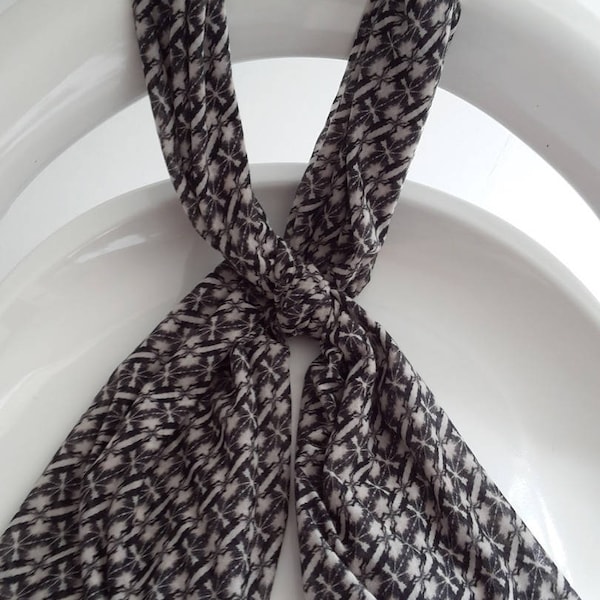 Foulard gris et noir en polyester 145x20 cm