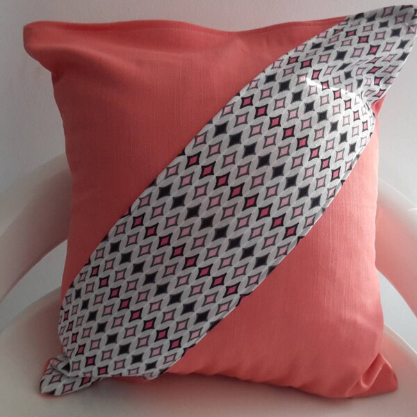 housse de coussin 30x30 cm corail et motifs géométriques