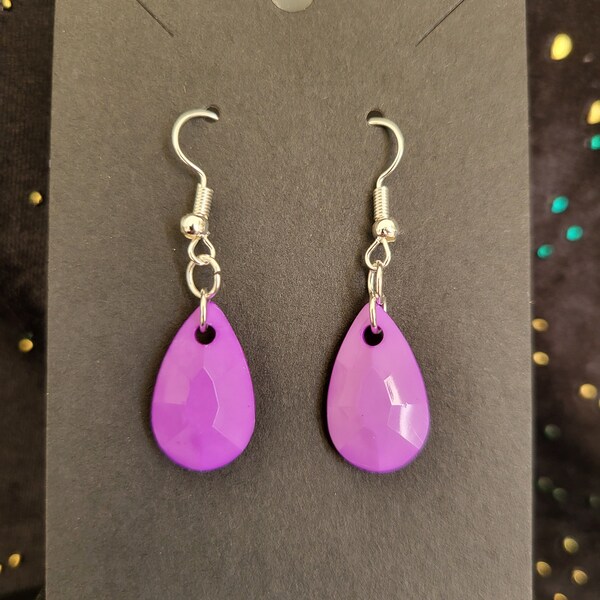 Boucles d'oreilles goutte à facettes violettes