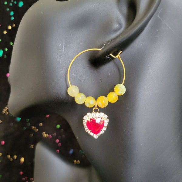 Créoles avec perles naturelles jade jaune et pendentif coeur rouge