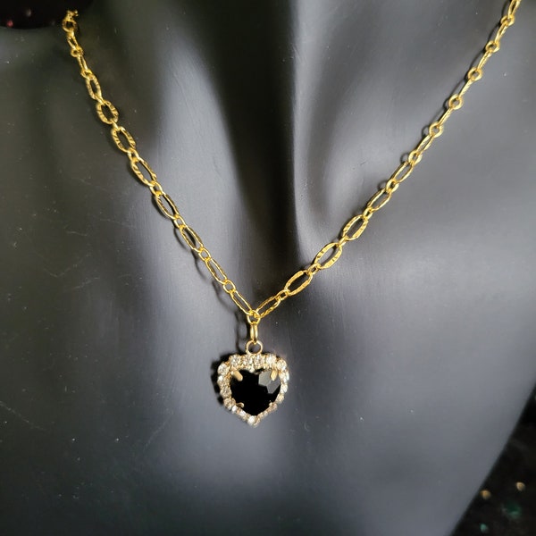 Collier doré avec pendentif cœur noir et strass