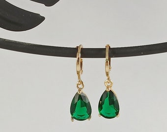 Smaragd-Hochzeits-Ohrringe aus Glas, Mini-Kreolen mit smaragdgrünen Tropfen, Geschenk für Frauen, minimalistische Ohrringe, Mini-Kreolen aus Gold