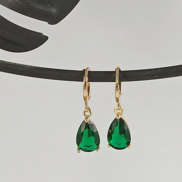 Boucles d'oreilles mariage émeraude goutte en verre ,  mini creole goutte vert émeraude, cadeau femme, boucles minimalistes, mini créoles or