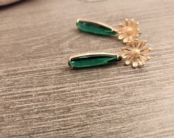 Boucles d'oreilles pendantes vert émeraude et marguerite or cadeau de mariage