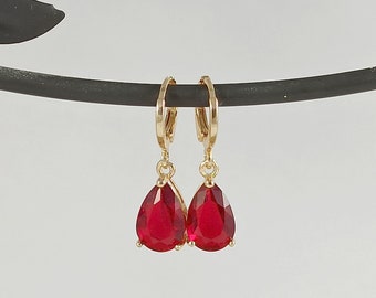 Boucles d'oreilles mariage rouge,  mini creole goutte rouge, cadeau femme, boucles minimalistes, cadeau témoin, mini créoles or