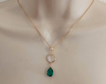 Collier chaine mariage vert émeraude et nacrée,  collier goutte en verre émeraude, collier femme acier et nacre emeraude, collier pendentif