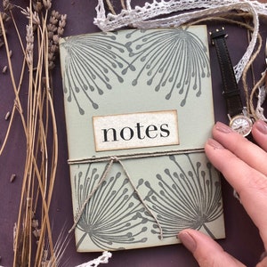 Taccuino stampato e rilegato a mano in carta riciclata, taccuino fatto a mano Dandelion, quaderno ecosostenibile, regalo per lei