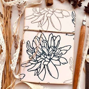 Taccuino fatto a mano in carta riciclata, taccuino ecosostenibile con fiori di magnolia, regalo per lei, taccuino per amanti della natura