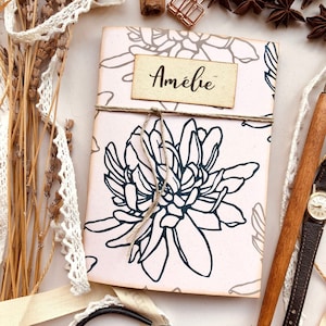 Taccuino personalizzato fatto a mano in carta riciclata con fiori di magnolia, taccuino artigianale ecosostenibile, regalo per lei