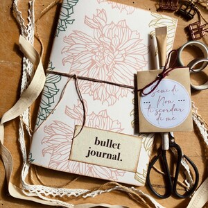 Bullet journal fatto a mano in carta riciclata, bullet journal artigianale con penna e semi di non ti scordar di me, regalo per lei