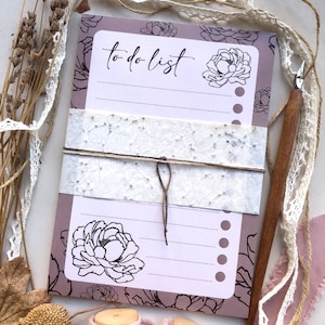 Block notes artigianale con tag in carta piantabile, block notes in carta riciclata con peonie, to do list carta riciclata, regalo per lei