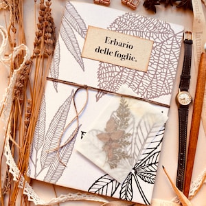 Erbario per foglie personalizzato fatto a mano in carta riciclata con foglie pressate, erbario artigianale con tasche, regalo per lei