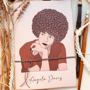 Quaderno artigianale Angela Davis in carta riciclata, quaderno fatto a mano con ritratto di Angela Davis, idea regalo per lei