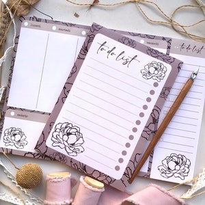 Set di cartoleria sostenibile con planner settimanale da tavolo e bloc notes in carta riciclata peonie, to do list artigianale e planner
