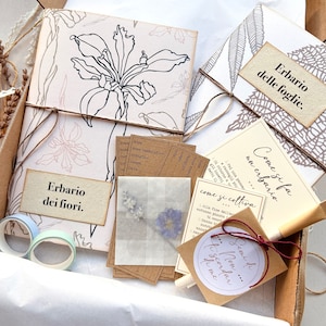 Eco box con erbari fatti a mano in carta riciclata, eco box erbario con etichette, matita e semi di Non ti scordar di me, regalo per lei