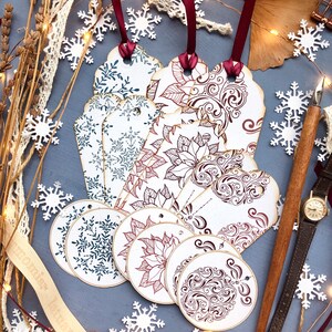 Set 15 tag natalizie fatte a mano in carta riciclata, set tag chiudipacco di Natale in carta riciclata, tag chiudipacco di Natale