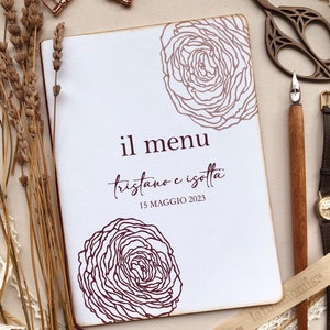 Menu fatto a mano in carta riciclata per matrimoni ecosostenibili, menu fatto a mano per nozze ecologiche con decoro ranuncolo