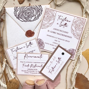 Partecipazione di nozze fatta a mano in carta riciclata, invito di matrimonio ecosostenibile con ranuncoli, matrimoni green