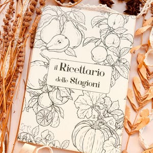 Pode incluir: Um livro retangular com capa na cor creme apresentando ilustrações de linhas pretas de peras, maçãs, frutas cítricas e uma abóbora. O centro da capa exibe o texto "il Ricettario delle Stagioni" em uma fonte serifada preta.