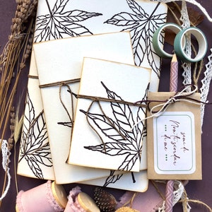 Eco box di cartoleria sostenibile per chi ama l'autunno, set di quaderni fatti e stampati a mano in carta riciclata, ecobox Acero