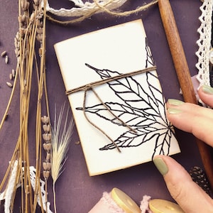 Mini quaderno fatto a mano in carta riciclata, taccuino stampato e rilegato a mano, regalo ecologico, "foglie d'Acero"