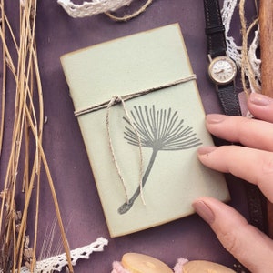 Taccuino fatto a mano in carta riciclata, mini quaderno stampato a mano dandelion, regalo per lei, regalo scrittori, regalo ecosostenibile