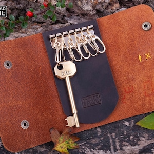 Handmade dark brown leather key case. Key holder for up to 6 keys. Veg tanned, top quality Italian leather.