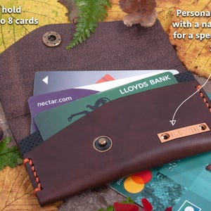 Die Brieftasche aus braunem Leder bietet Platz für bis zu acht Karten. Kann personalisiert oder unbedruckt belassen werden.