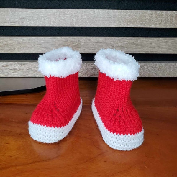 Chaussons bottes ROUGE NOEL en laine spéciale layette et tricotés à la main, taille 0-3 mois