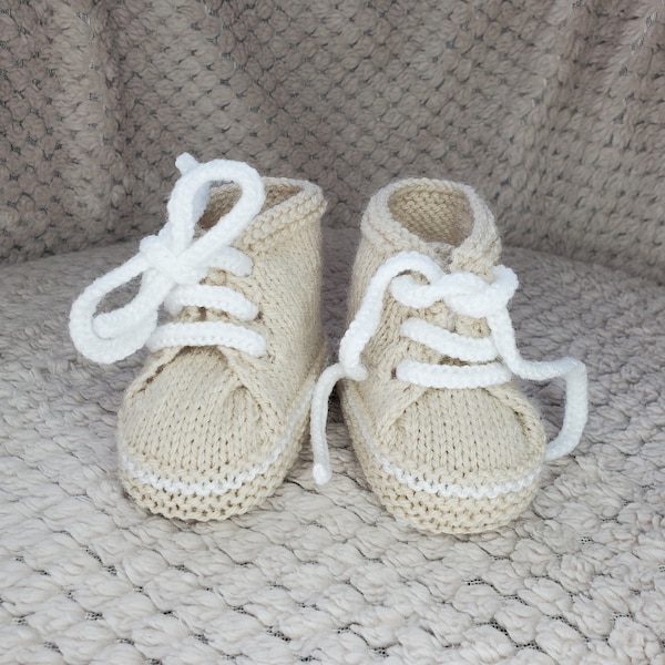Chaussons baskets Beige Grège, laine spéciale layette, tricot fait main, taille 0-3 mois